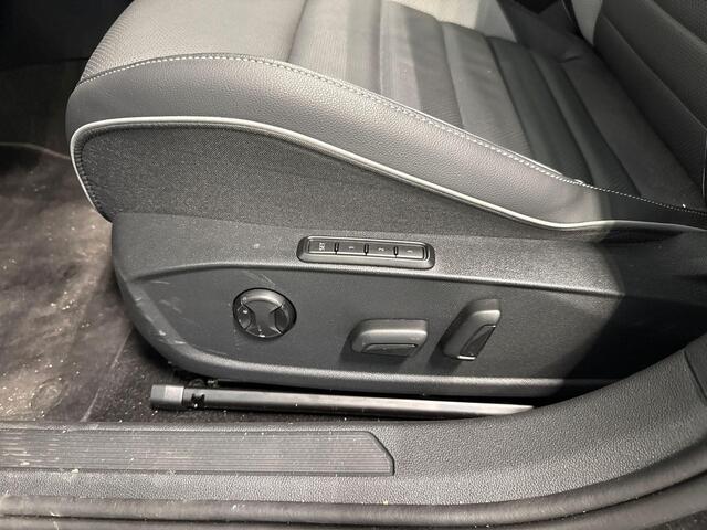 Volkswagen GOLF 1.5 eHybrid 272pk DSG GTE · Panoramadak · Camera · Inklap. Trekhaak · Leder Vienna · Stuur- & Stoelverwarming · Elek. Stoel + Geheugen · Garantie t/m 18-06-2030 of 100.000km