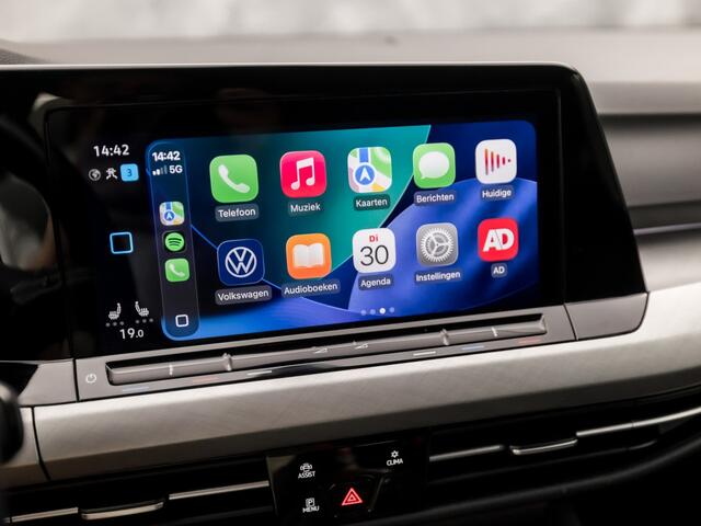 Volkswagen GOLF Variant 1.0 TSI Life Sport (APPLE CARPLAY, GROOT NAVI, CAMERA, MEMORY SEAT, ALCANTARA, GETINT GLAS, SPORTSTOELEN, STUUR/STOELVERWARMING, TREKHAAK, NIEUWE APK, NIEUWSTAAT)