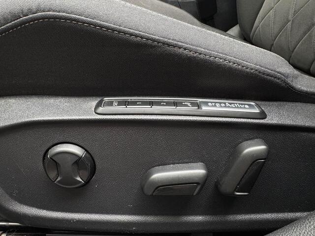 Volkswagen GOLF 1.5 eTSI Style / Pano / Camera /
