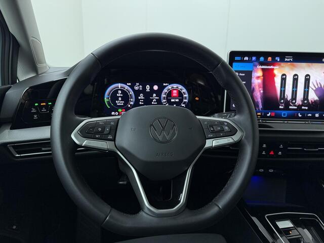 Volkswagen GOLF 1.5 eHybrid Style Edition | 204 PK | SoH 100% | Trekhaak wegklapbaar | Adaptive Cruise Control | Achteruitrijcamera | Panoramadak | Elektrische verstelbare stoelen |