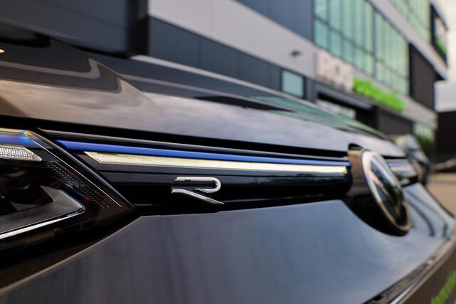 Volkswagen GOLF 2.0 TSI R 4Motion | PANO | AKRAPOVIC | DODE HOEK | STUURVERW | IQ-LIGHT |