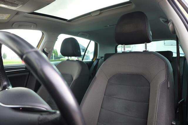 Volkswagen GOLF 1.5 TSI Highline 150PK / 110kW DSG, Apple Carplay & Android Auto, LED koplampen, LED achterlichten met dynamische richtingaanwijzers, elektrisch verstel-, verwarm- en inklapbare buitenspiegels (spiegelpakket), draadloze telefoonlader, discover pro navigat