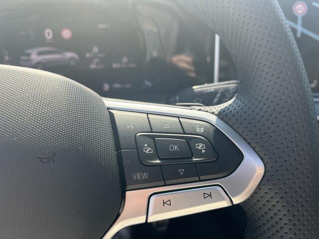 Volkswagen GOLF 1.5 eHybrid GTE / FABRIEKSGARANTIE TM 9-2030/ 272 PK/ PANO/ BLACK STYLE/ ZWENKBARE TREKHAAK/ HEAD-UP DISPLAY/ CAMERA/ IQ. LIGHT/ DODE HOEK/ STOEL-STUURVERWARM./ ADAPT. CRUISE/ APP CONNECT/ 18" LMV