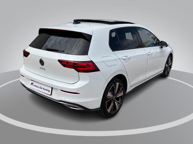 Volkswagen GOLF 1.4eHybrid 180kW/245PK GTE · Panoramadak · Navigatie · Apple/Android Car Play · Stoelverwarming · Dodehoeksensoren ·
