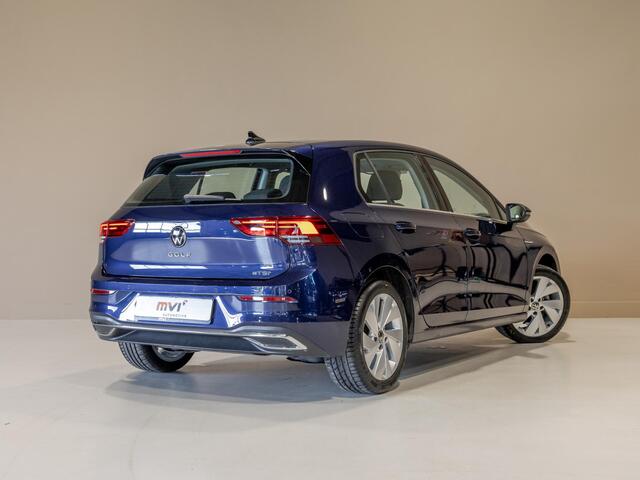 Volkswagen GOLF 1.5 eTSI R-Line Business+ 150pk / Dodehoek detectie / Elektrisch verstelbare stoelen met geheugen / Achteruitrijcamera / Stoelverwarming / Apple carplay /