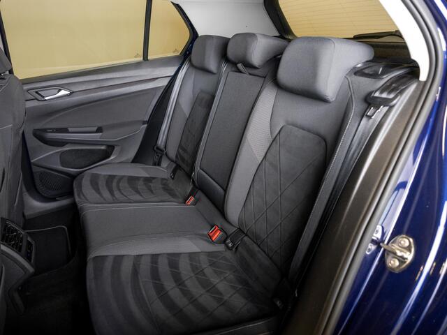 Volkswagen GOLF 1.5 eTSI R-Line Business+ 150pk / Dodehoek detectie / Elektrisch verstelbare stoelen met geheugen / Achteruitrijcamera / Stoelverwarming / Apple carplay /