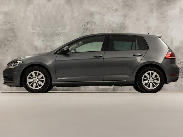 Volkswagen GOLF 1.0 TSI Sportline Automaat (APPLE CARPLAY, GROOT NAVI, CLIMATE, STOELVERWARMING, SPORTSTOELEN, GETINT GLAS, PARKEERSENSOREN, CRUISE, NIEUWSTAAT)