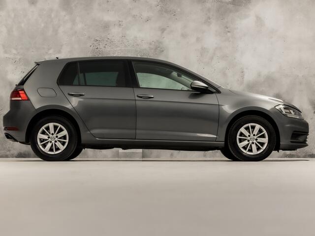 Volkswagen GOLF 1.0 TSI Sportline Automaat (APPLE CARPLAY, GROOT NAVI, CLIMATE, STOELVERWARMING, SPORTSTOELEN, GETINT GLAS, PARKEERSENSOREN, CRUISE, NIEUWSTAAT)