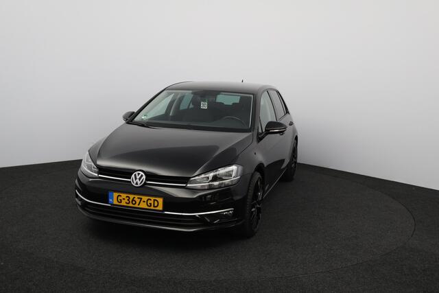 Volkswagen GOLF 1.0 TSI Comfortline Business/ Carplay!/ Camera/ Stoelverwarm./ 19''LMV/ DAB+/ Afnb-Trekhaak/ Massage-Stoel/ Alcantara/ Clima/ Cruise/ LED-Dagrij/ PDC V+A/ Navigatie