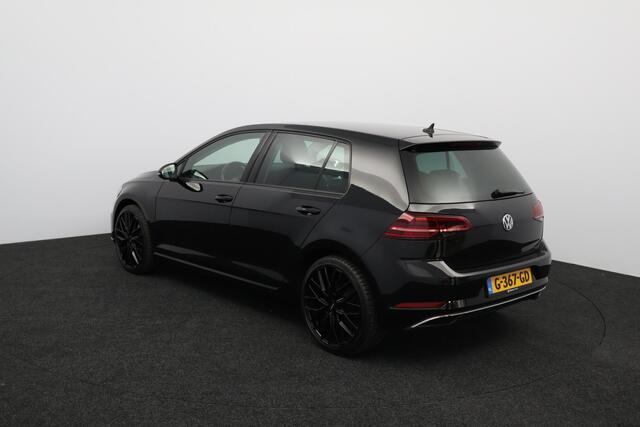 Volkswagen GOLF 1.0 TSI Comfortline Business/ Carplay!/ Camera/ Stoelverwarm./ 19''LMV/ DAB+/ Afnb-Trekhaak/ Massage-Stoel/ Alcantara/ Clima/ Cruise/ LED-Dagrij/ PDC V+A/ Navigatie