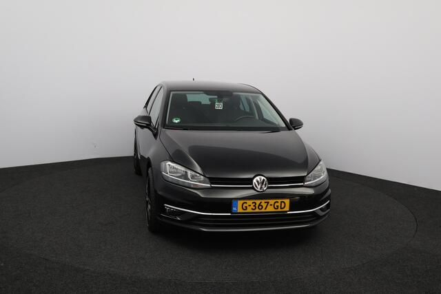 Volkswagen GOLF 1.0 TSI Comfortline Business/ Carplay!/ Camera/ Stoelverwarm./ 19''LMV/ DAB+/ Afnb-Trekhaak/ Massage-Stoel/ Alcantara/ Clima/ Cruise/ LED-Dagrij/ PDC V+A/ Navigatie