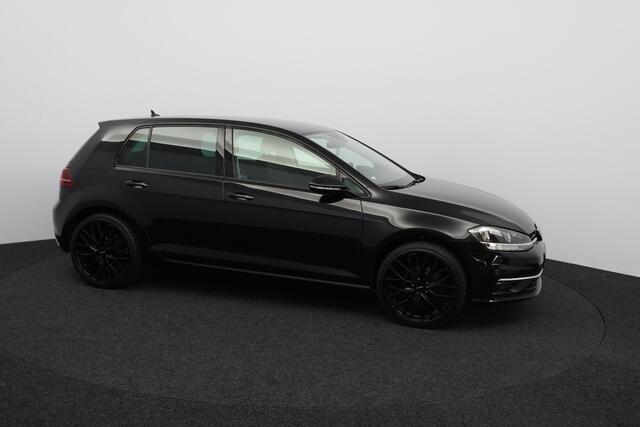 Volkswagen GOLF 1.0 TSI Comfortline Business/ Carplay!/ Camera/ Stoelverwarm./ 19''LMV/ DAB+/ Afnb-Trekhaak/ Massage-Stoel/ Alcantara/ Clima/ Cruise/ LED-Dagrij/ PDC V+A/ Navigatie