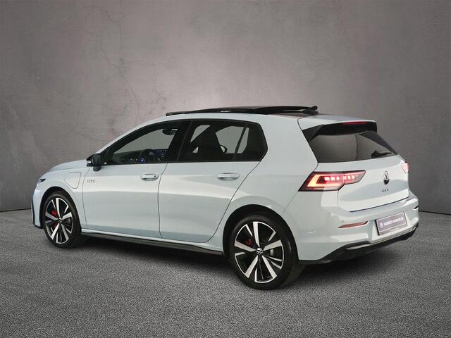Volkswagen GOLF GTE 1.5 TSI eHybrid 272pk DSG Automaat Panoramadak, Lederen bekleding, 360 camera, Adaptive cruise control, Black Style, LED matrix koplampen, Achteruitrijcamera