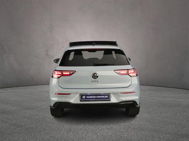 Volkswagen GOLF GTE 1.5 TSI eHybrid 272pk DSG Automaat Panoramadak, Lederen bekleding, 360 camera, Adaptive cruise control, Black Style, LED matrix koplampen, Achteruitrijcamera