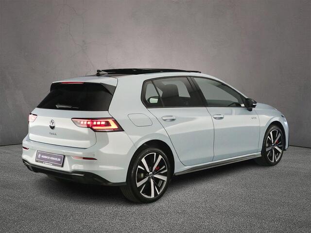 Volkswagen GOLF GTE 1.5 TSI eHybrid 272pk DSG Automaat Panoramadak, Lederen bekleding, 360 camera, Adaptive cruise control, Black Style, LED matrix koplampen, Achteruitrijcamera