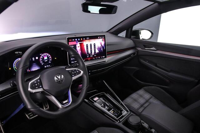 Volkswagen GOLF GTE 1.5 TSI eHybrid 272pk DSG Automaat Trekhaak, Panoramadak, 360 camera, Adaptive cruise control, Black Style, LED matrix koplampen, Achteruitrijcamera