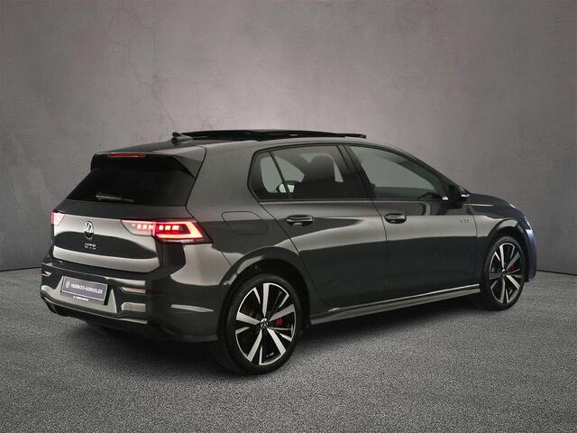 Volkswagen GOLF GTE 1.5 TSI eHybrid 272pk DSG Automaat Trekhaak, Panoramadak, 360 camera, Adaptive cruise control, Black Style, LED matrix koplampen, Achteruitrijcamera