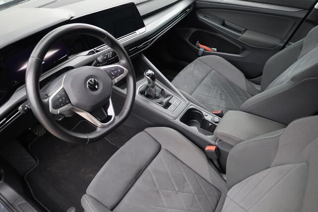 Volkswagen GOLF 1.5 TSI Style 130PK / 96kW, Panoramadak, keyless start, navigatie, privacy glas, 17" 'Ventura' LMV, ErgoActive elektrisch verstelbare bestuurdersstoel met geheugen- en massagefunctie, 30 kleurige sfeerverlichting, draadloos Apple Carplay & Android Auto, p