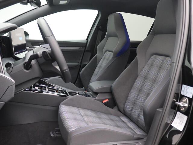 Volkswagen GOLF 1.5 eHybrid GTE 272 PK SOH 100%, Panorama Dak, Head-up Display, Dodehoek Detectie, Keyless, Matrix Led, Stoelverwarming, Trekhaak