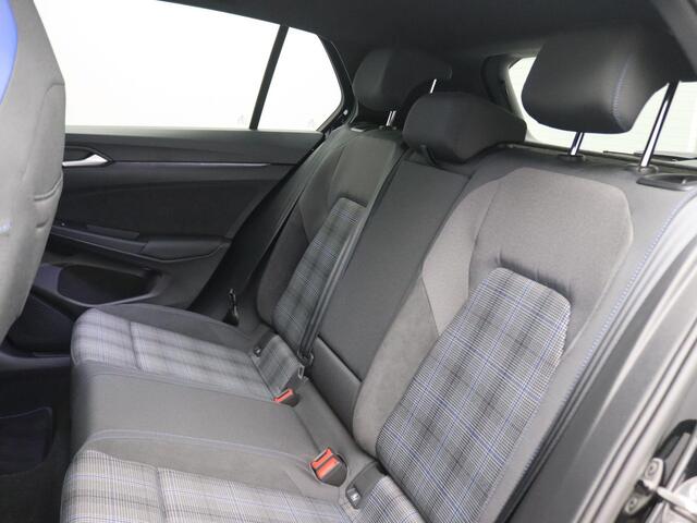 Volkswagen GOLF 1.5 eHybrid GTE 272 PK SOH 100%, Panorama Dak, Head-up Display, Dodehoek Detectie, Keyless, Matrix Led, Stoelverwarming, Trekhaak