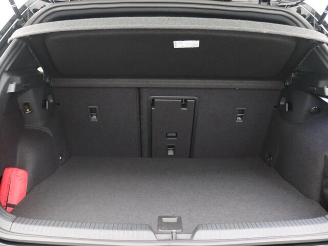 Volkswagen GOLF 1.5 eHybrid GTE 272 PK SOH 100%, Panorama Dak, Head-up Display, Dodehoek Detectie, Keyless, Matrix Led, Stoelverwarming, Trekhaak