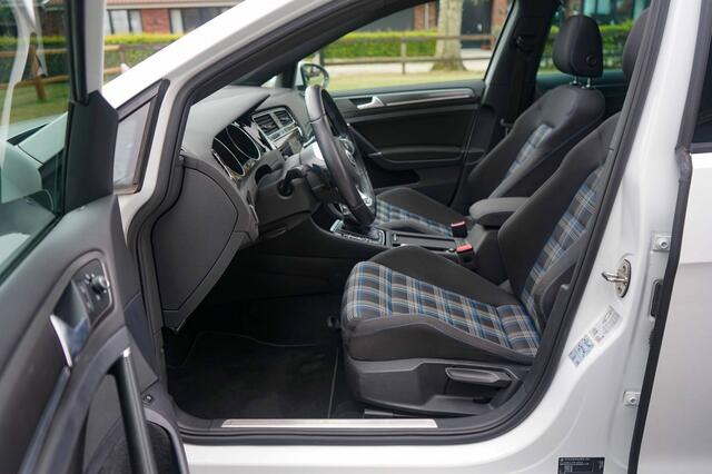 Volkswagen GOLF GTE 7.5 Facelift/Panoramadak/Trkhk/ACC/R-Cam/Parelmoer/87DKM