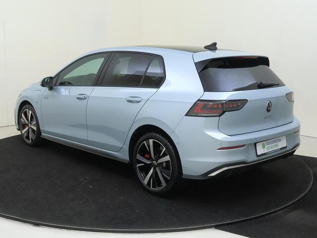 Volkswagen GOLF 1.5 eHybrid GTE | SoH 100% | Panoramadak | Lederen bekleding 'Vienna' | Adaptieve demping | Trekhaak | Head-up display | 360 camera | Stoelventilatie voor | Parkeerassistent |