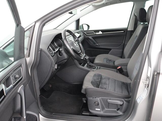 Volkswagen GOLF SPORTSVAN 1.4 TSI Highline | Panoramadak | Stoelverwarming | Trekhaak | Camera | Adaptive cruise | Climate control | Massage | Bluetooth