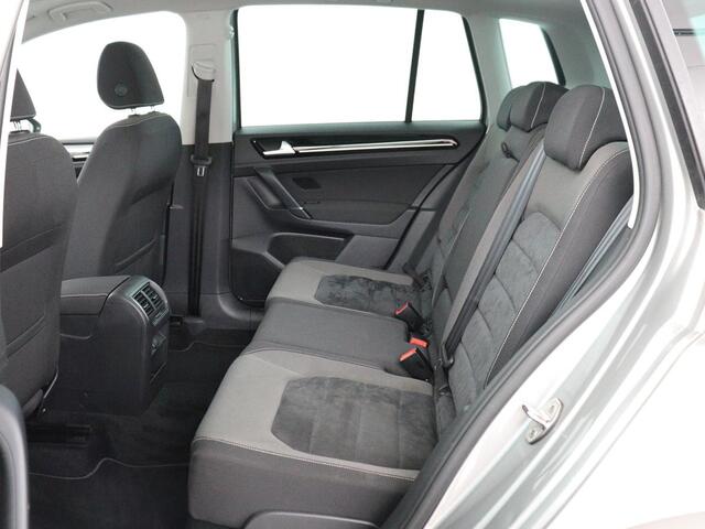 Volkswagen GOLF SPORTSVAN 1.4 TSI Highline | Panoramadak | Stoelverwarming | Trekhaak | Camera | Adaptive cruise | Climate control | Massage | Bluetooth