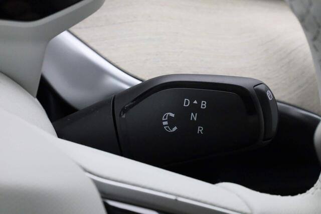 Volkswagen ID. Buzz 1st 77kWh 204 pk | IQ Light | Stuur-/stoelverwarming | Achteruitrijcamera | Navigatie | Adaptive Cruise