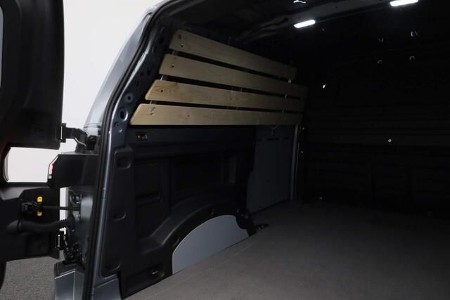 Volkswagen ID. Buzz Cargo 77 kWh 204PK | Trekhaak | 3-zits | Stoelverwarming | Camera | Standkachel | ACC | Apple Carplay / Android Auto