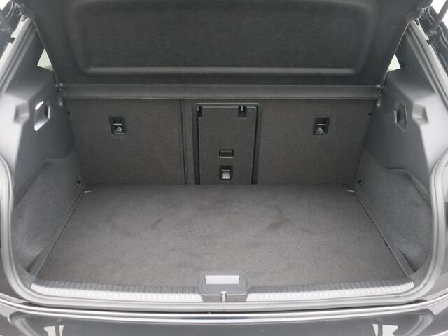 Volkswagen ID.3 First Max 58 kWh Panorama dak | 20" LMV | 8% bijtelling | Camera | Trekhaak | IQ Light