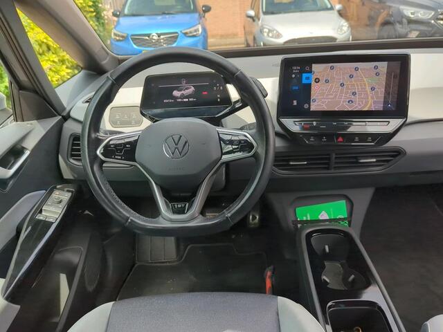 Volkswagen ID.3 First Plus 58 kWh / Navigatie / LED / Camera / Parkeersensoren V+A / Afneembare trekhaak / App connect