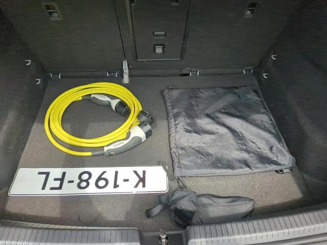 Volkswagen ID.3 First Plus 58 kWh / Navigatie / LED / Camera / Parkeersensoren V+A / Afneembare trekhaak / App connect