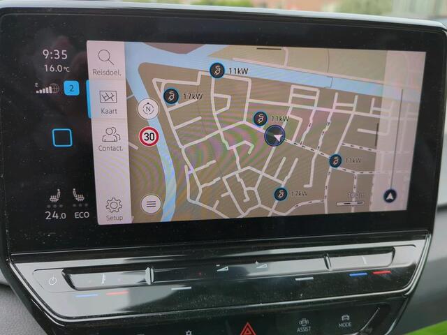 Volkswagen ID.3 First Max 58 kWh / Panoramadak / Elek. Stoelverstelling Voor / 20" LMV / IQ LED Matrix / Navi / Camera / Keyless / Head-Up Display / Stuur en Stoelverwarming / Zwart Dak