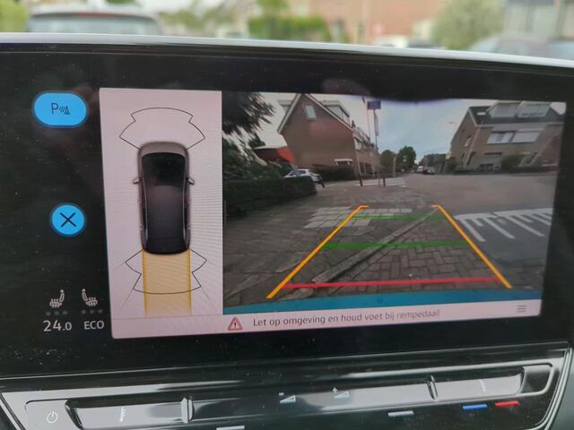 Volkswagen ID.3 First Max 58 kWh / Panoramadak / Elek. Stoelverstelling Voor / 20" LMV / IQ LED Matrix / Navi / Camera / Keyless / Head-Up Display / Stuur en Stoelverwarming / Zwart Dak