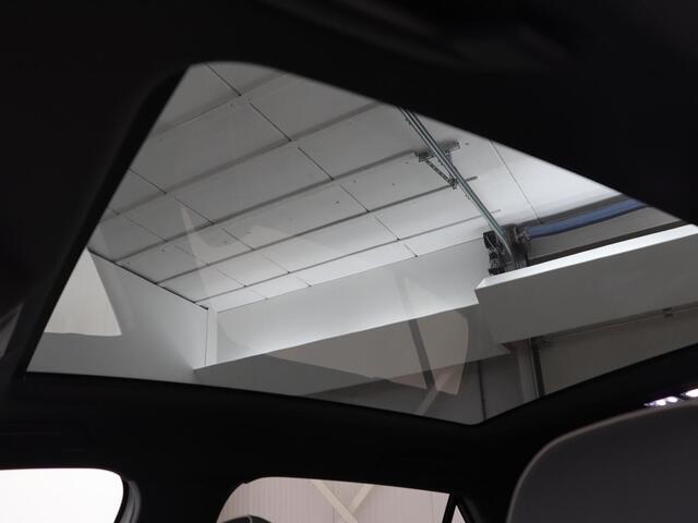 Volkswagen ID.3 First Max 58 kWh | Panoramadak | Head-Up | Stoel & stuurverwarming | Adaptive cruise | Camera | Massage | Elektrische stoelen | Sfeerverlichting | Carplay | Matrix LED