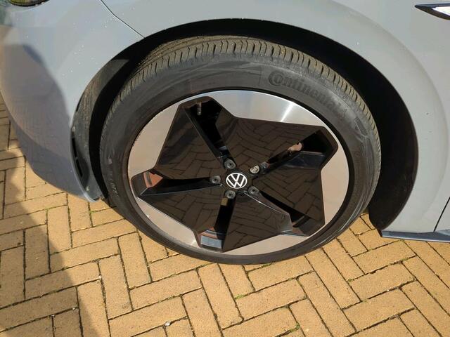 Volkswagen ID.3 First Max 58 kWh / Panoramadak / LED / Elek verstelbare Bestuurdersstoel / Navigatie / Camera/ 20" LMV