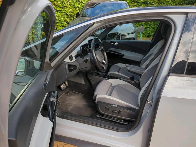 Volkswagen ID.3 First Max 58 kWh / Panoramadak / LED / Elek verstelbare Bestuurdersstoel / Navigatie / Camera/ 20" LMV