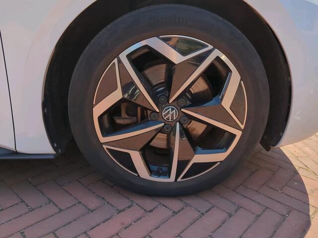 Volkswagen ID.3 First Plus 204 PK 58 kWh / LED / Navigatie / Climate control / Camera / Donker glas / 19"LMV