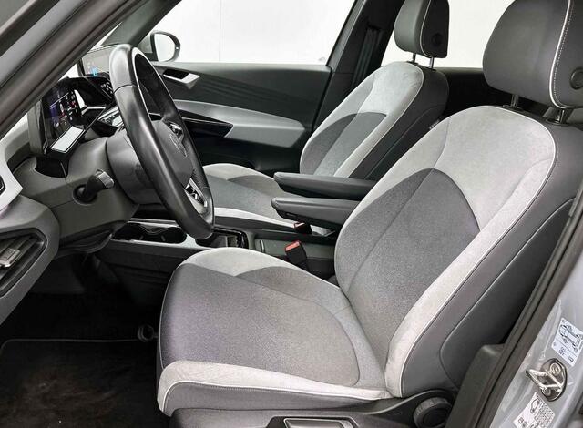 Volkswagen ID.3 First Plus 58 kWh | Stoelverwarming | Stuurverwarming | Camera | Adaptive Cruise Control | Navigatie | Standkachel | Keyless | Parkeersensoren | LED | Apple Carplay | BTW |
