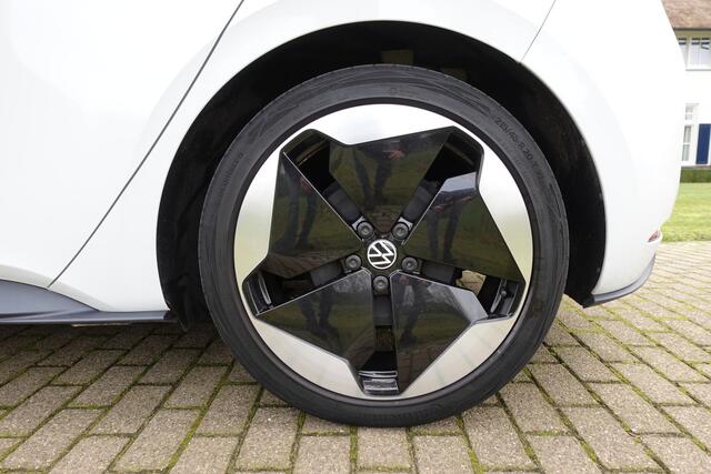 Volkswagen ID.3 First Max 58 kWh | BTW | Pano | I.Q. LIGHT | Head-Up | Stoelverwarming | Massage | Trekhaak |