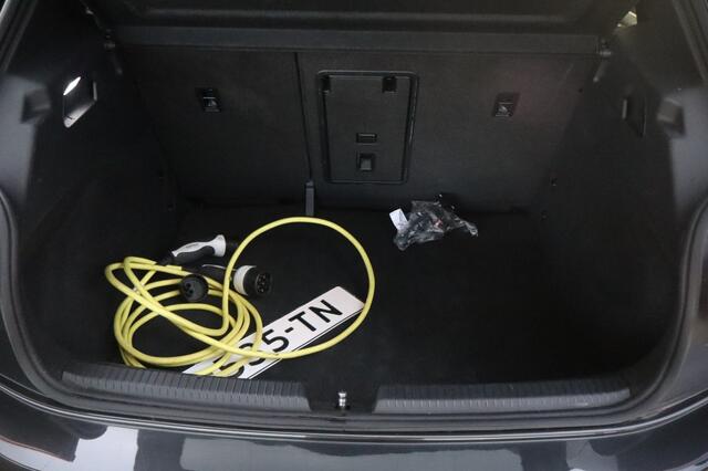 Volkswagen ID.3 First Plus 58 kWh | Trekhaak | Camera