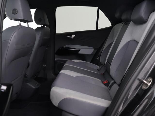 Volkswagen ID.3 First Plus 58 kWh | Trekhaak | Stoel & stuurverwarming | Camera | Adaptive cruise | Sfeerverlichting | Carplay | Matrix LED | Parkeerhulp | Climate control