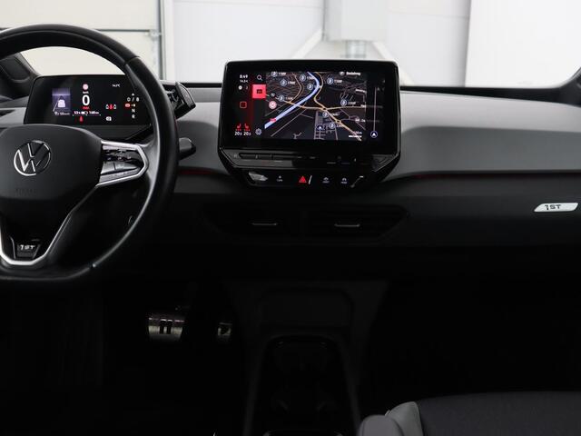 Volkswagen ID.3 First Plus 58 kWh | Trekhaak | Stoel & stuurverwarming | Camera | Adaptive cruise | Sfeerverlichting | Carplay | Matrix LED | Parkeerhulp | Climate control