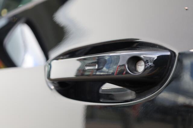 Volkswagen ID.3 Pro Business 58 kWh 204PK / 150kW, 58KWh Accu, 19" LMV met 4 seizoenenbanden, comfort pakket, stoelverwarming voor, assistance pakket (met camera), privacy glas, variable laadvloer, keyless access, adaptieve cruise control (acc) etc.