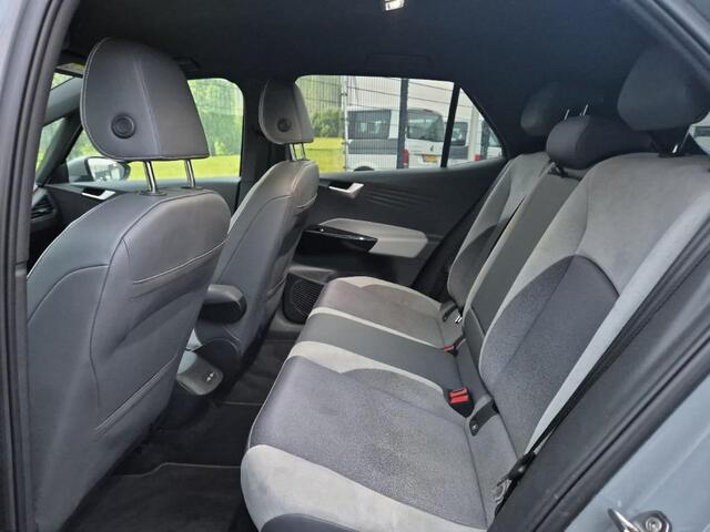Volkswagen ID.3 First Plus 58 kWh Aut | ECC | Stoelverw | Camera's | Stuurverw | Sport pack 19" LM | CarPlay | Etc..