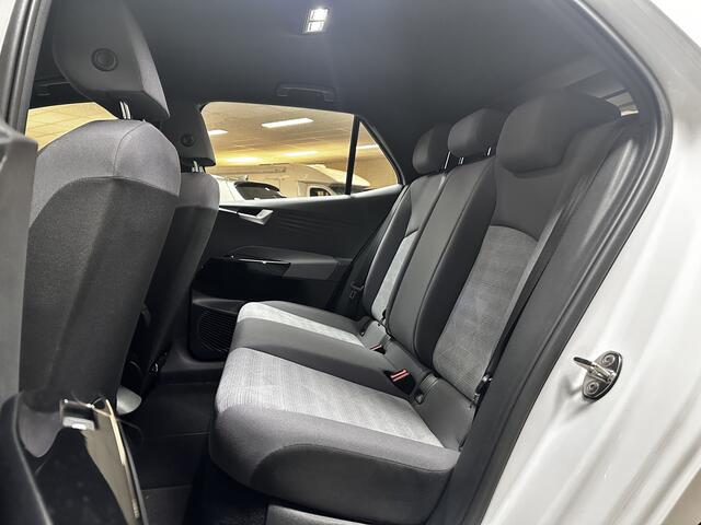 Volkswagen ID.3 Pro 58 kWh/ LED Koplampen/ PDC V+A/ Keyless-Go/ Adaptive Cruise/ Apple + Android/ Lane-Assist./ DAB+/ Navi/ Clima/ Bluetooth/ Armsteun/ Multi. LEDER. Stuur.