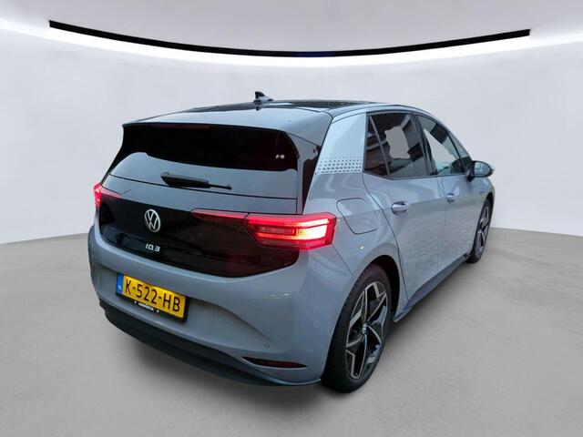 Volkswagen ID.3 First Plus 58 kWh / LED / Navigatie / Camera / Parkeersensoren V+A / Lichtmetaal 19 inch / Stoelverwarming /