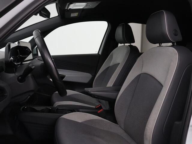 Volkswagen ID.3 First Plus 58 kWh | Stoel & stuurverwarming | Camera | Adaptive cruise | Sfeerverlichting | Carplay | Navigatie | Matrix LED | Parkeerhulp | Sfeerverlichting | Climate control